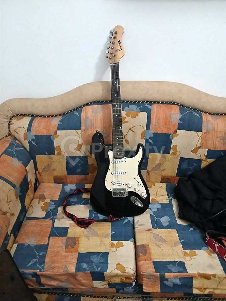 guitare-electrique-noire-occasion-ariana