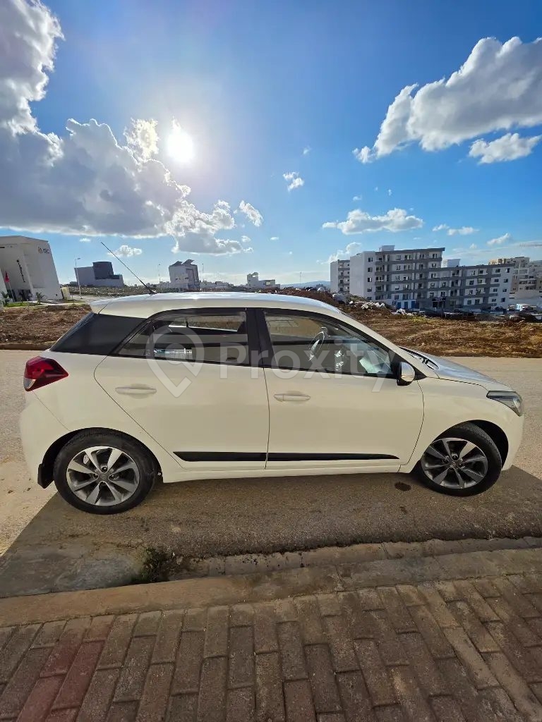 hyundai-i20-2017-profil-lateral-blanche-jardin-el-menzah