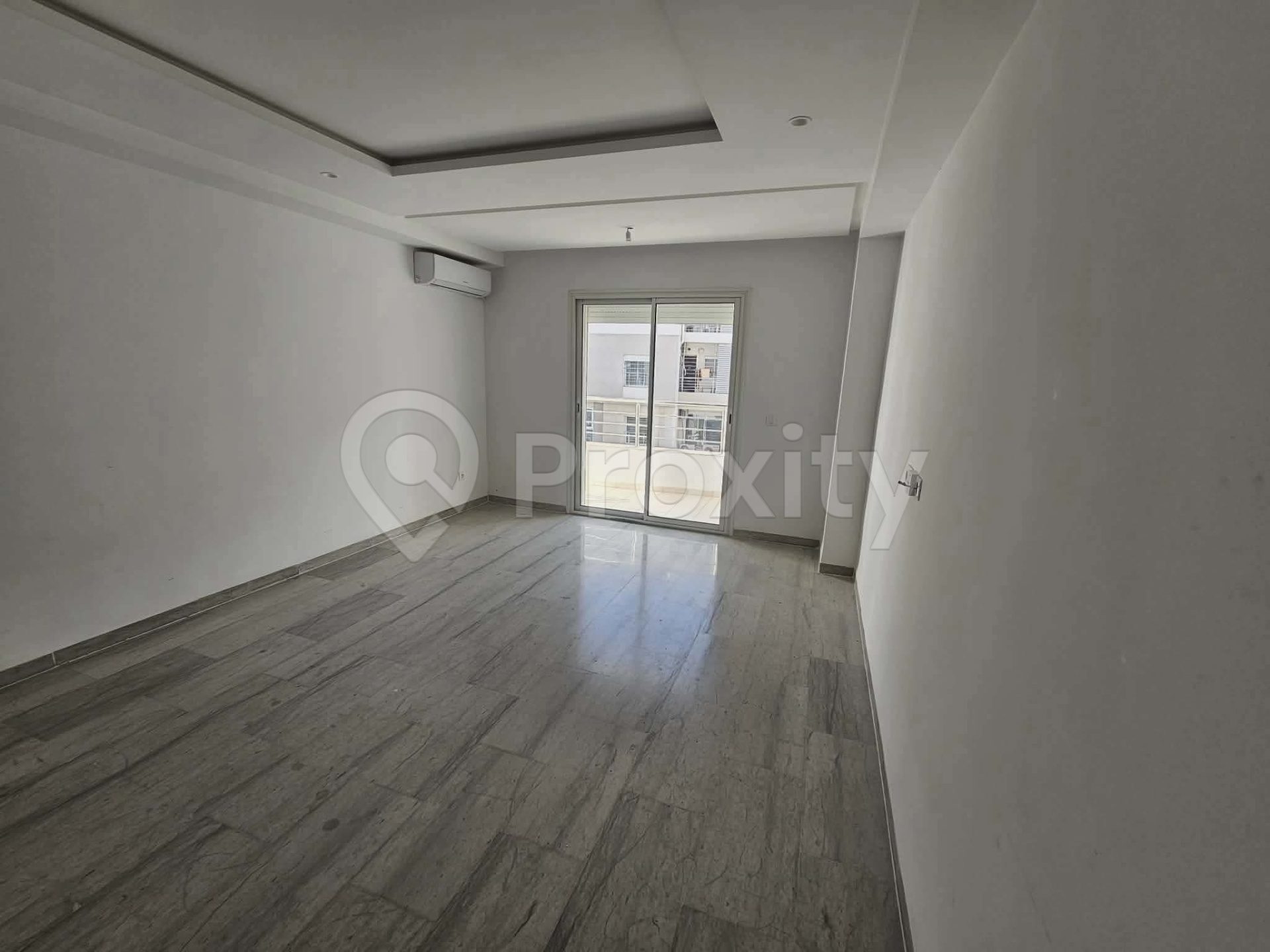 location-appartement-s2-riadh-el-andalous-salon-balcon