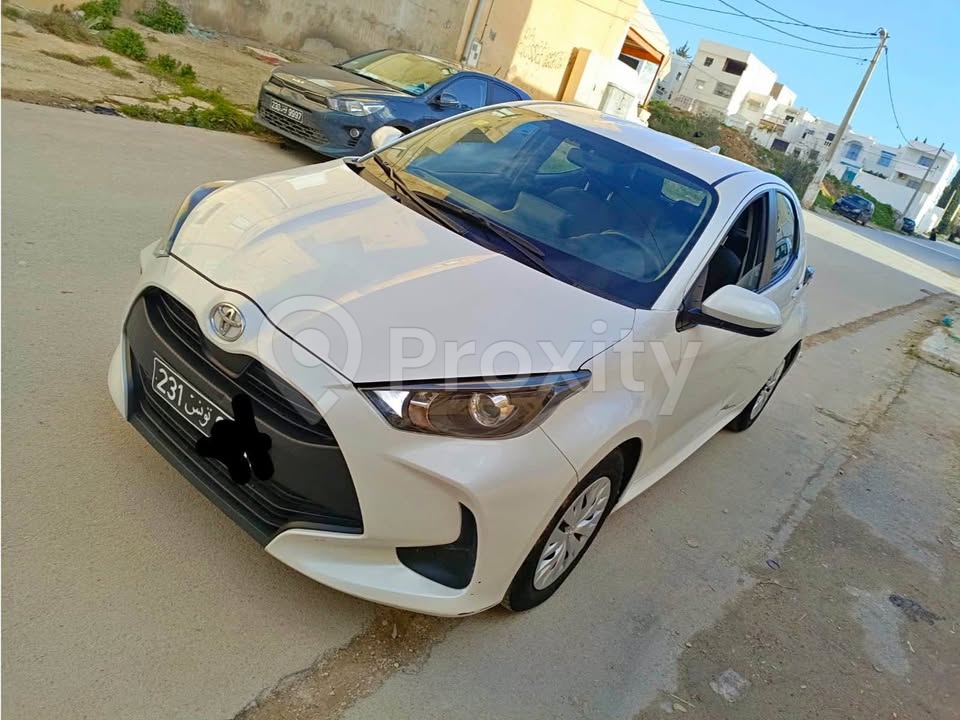 toyota-yaris-2022-avant-blanche-jardin-el-menzah