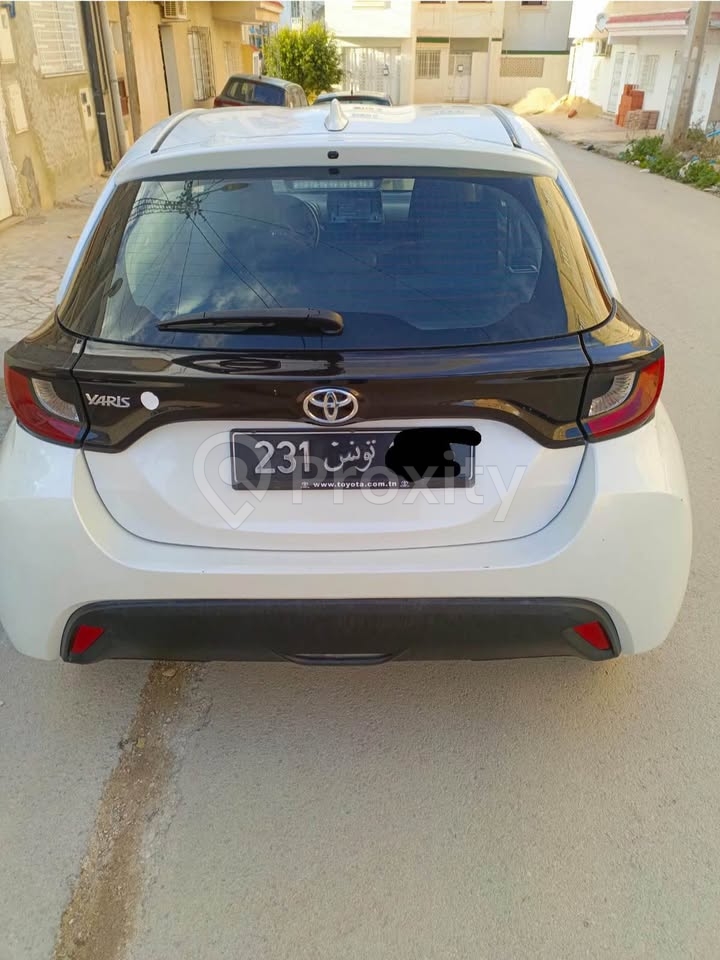 toyota-yaris-2022-feux-arriere-design-noir-blanc