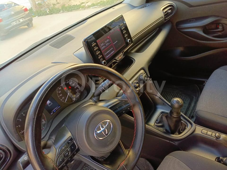 toyota-yaris-2022-interieur-volant-tableau-bord