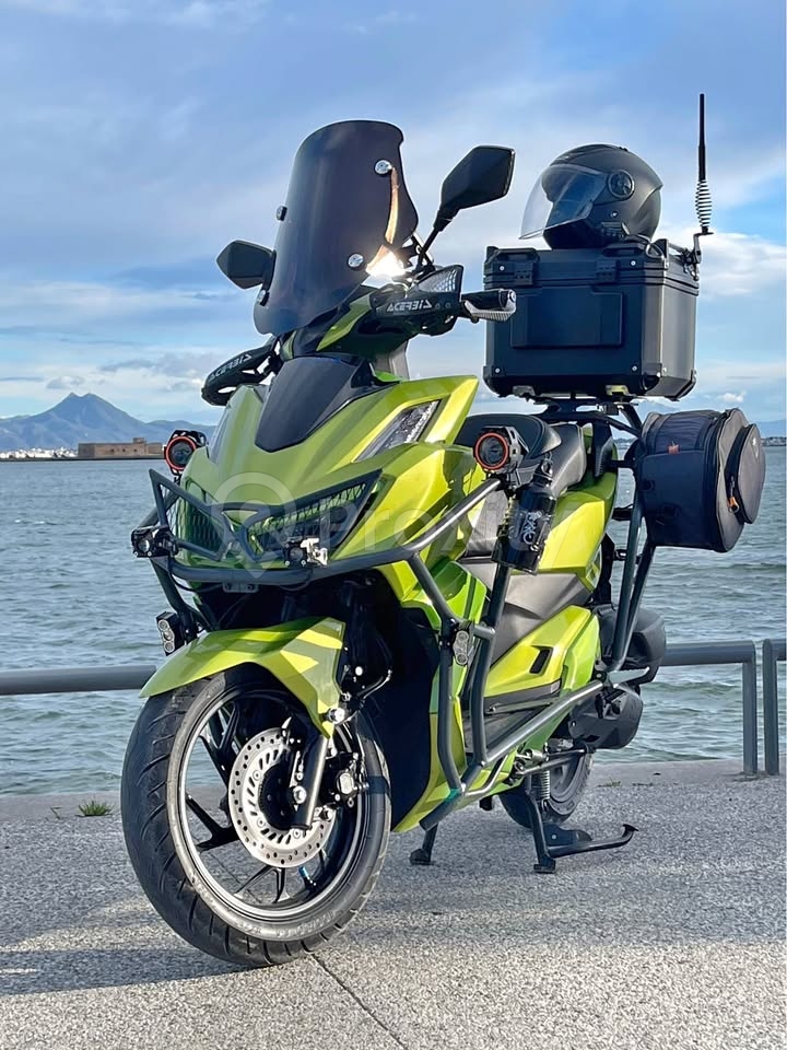 Azure 125cc (700 km) + pack accessoires (valise, casque, LED, crash-bar, visière fumée) – Ariana