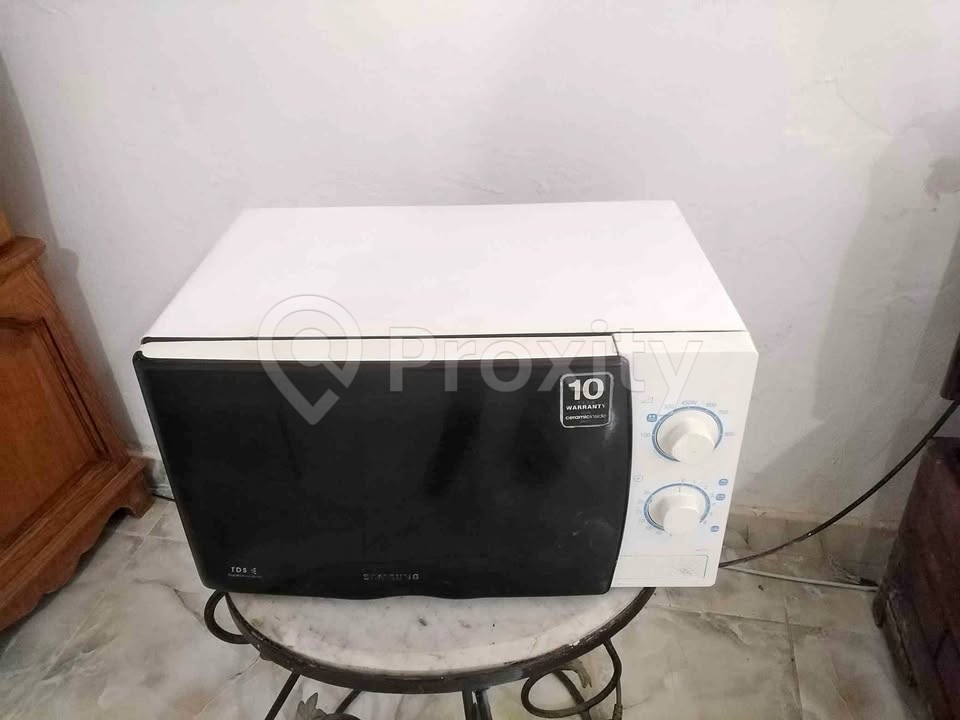 Micro-ondes Samsung ME711K 20L 800W (plateau 25,5 cm) – Tunis – 85 DT