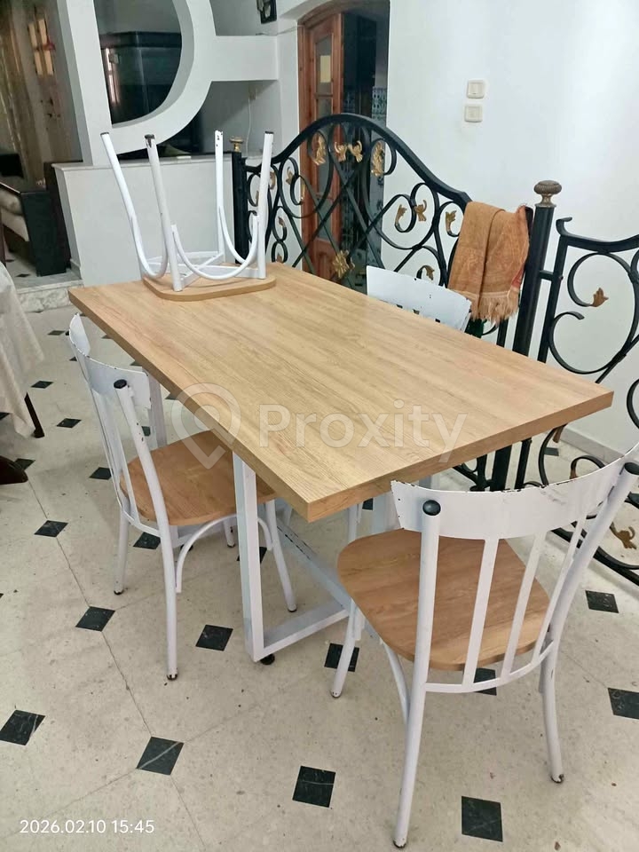 Table 139×75 + 4 chaises presque neuves – Msaken – 280 TND