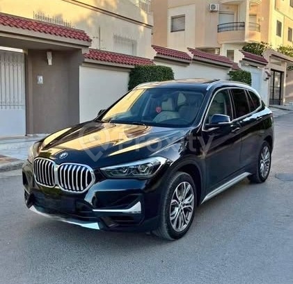 BMW X1 boîte auto + toit panoramique – Essence 8 CV – Monastir