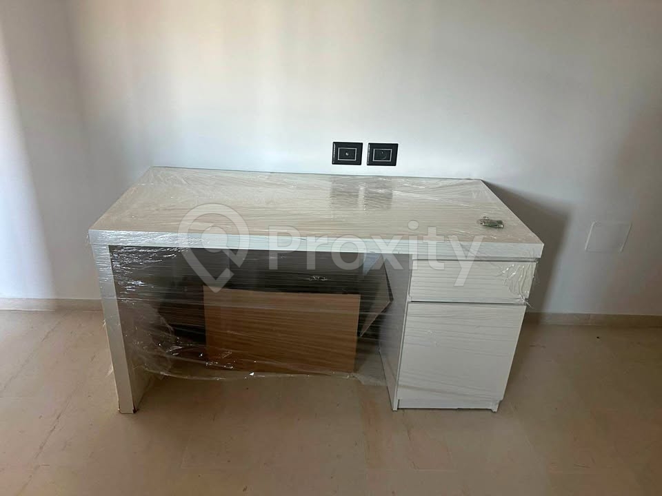 Bureau IKEA blanc 140×70 avec rangement – Chotrana (La Soukra) – 200 TND