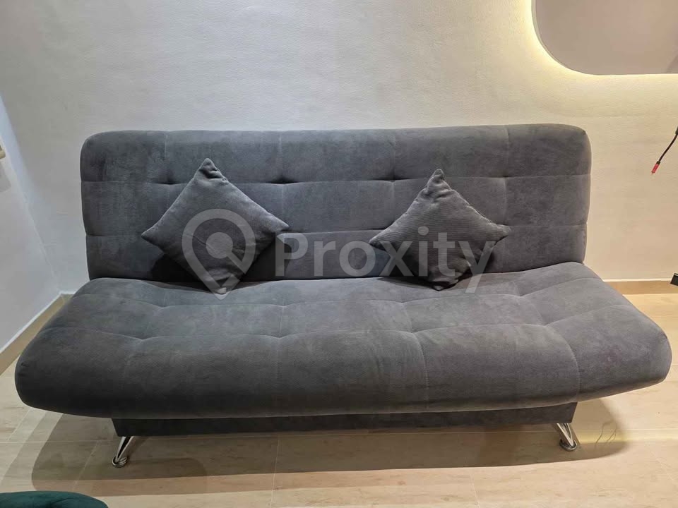 Canapé-lit gris 190×90 à vendre à Sfax – bon état