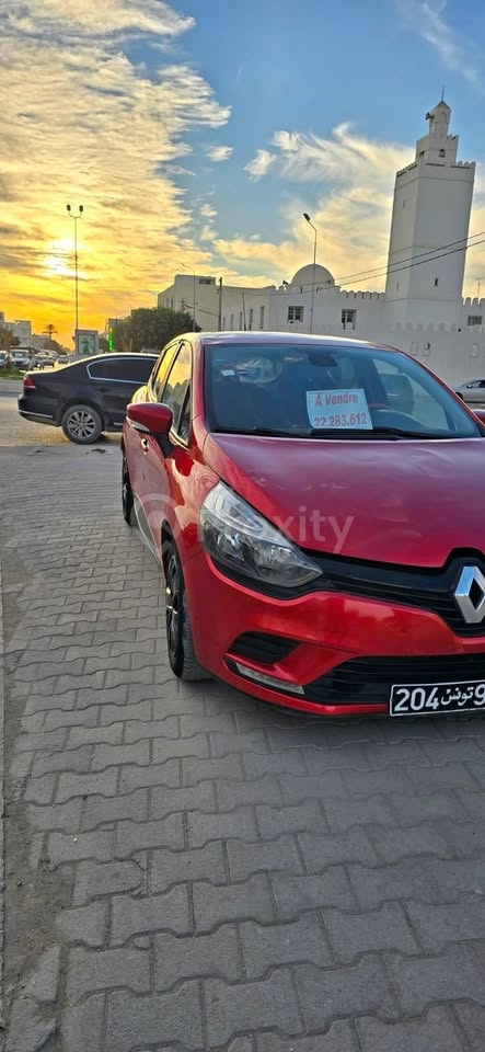 Renault Clio 4 essence à vendre à Kairouan – modèle 2018, 5 CV, bon état