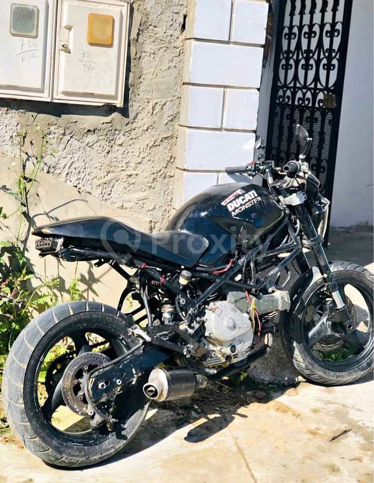 Ducati 900 cc à vendre à Mateur – bon état, style roadster
