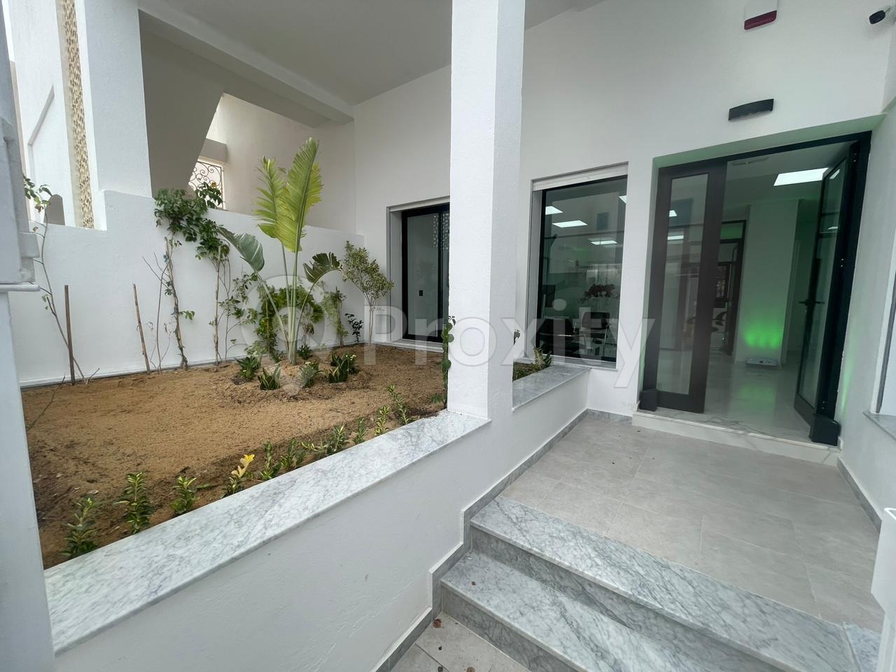Espace bureautique meublé 150 m² – Menzah 5 Carnoy – 3 bureaux + open space + salle réunion – 3000 DT/mois