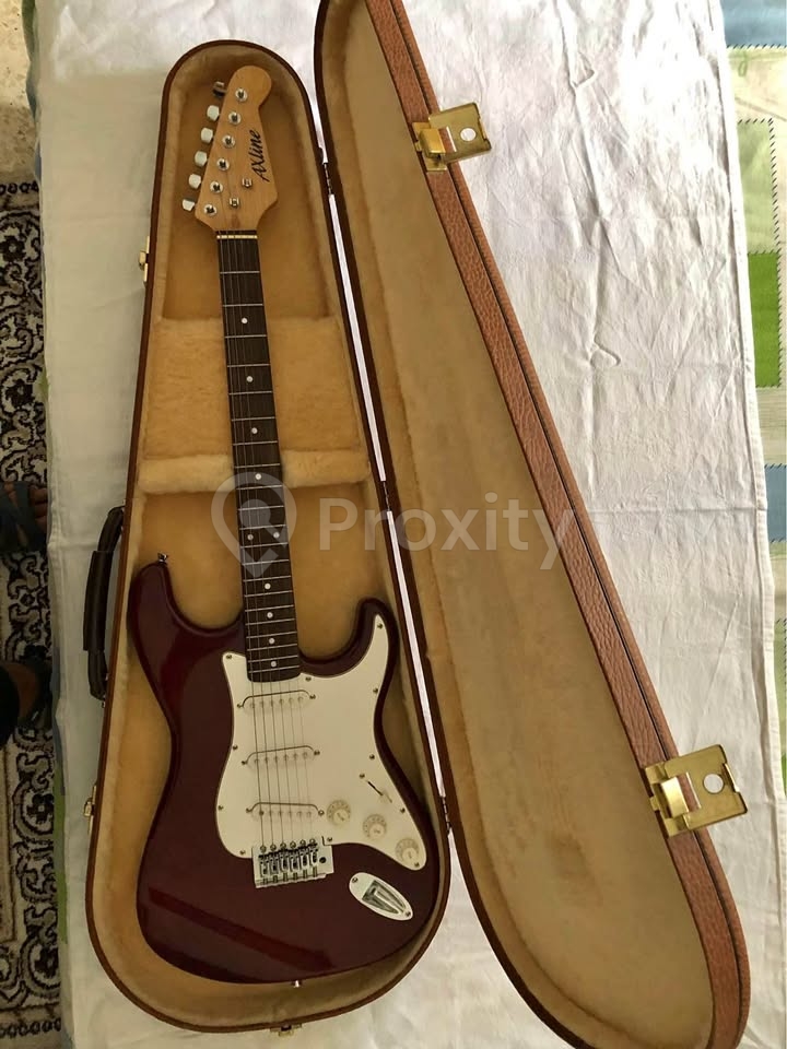 Guitare électrique AXLINE importée en très bon état à vendre
