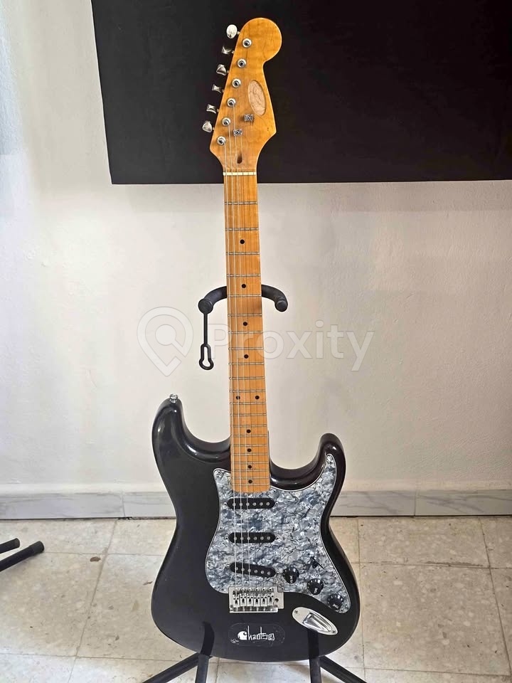 Guitare électrique Stagg — type Strat (3 micros) — bon état — Tunis — 370 DT