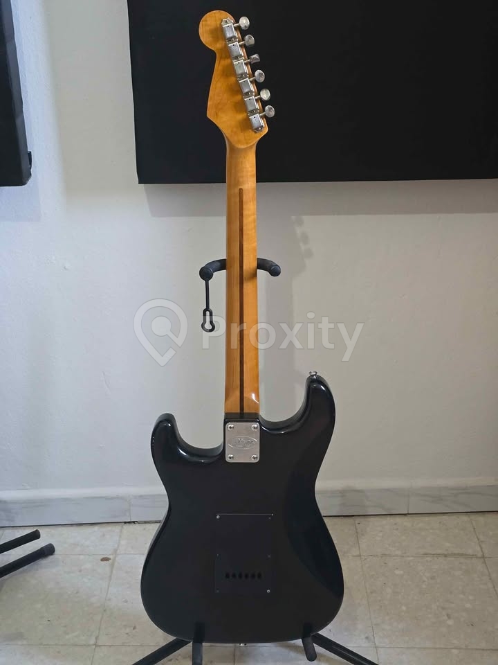 Guitare électrique Stagg — type Strat (3 micros) — bon état — Tunis — 370 DT