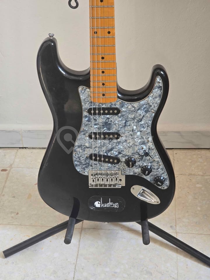 Guitare électrique Stagg — type Strat (3 micros) — bon état — Tunis — 370 DT