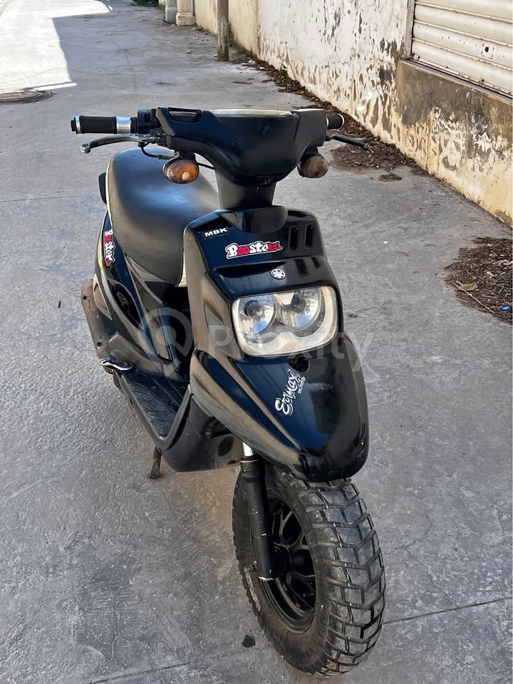 Scooter MBK Booster en bon état à vendre à Cité El Ghazela