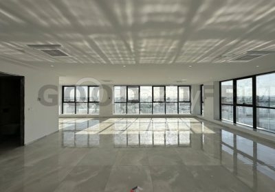 Open space neuf 340 m² – Lac 2 – vue dégagée sur le lac – 2ᵉ étage (R+3) – 3 parkings – 10 500 DT/mois – Burea