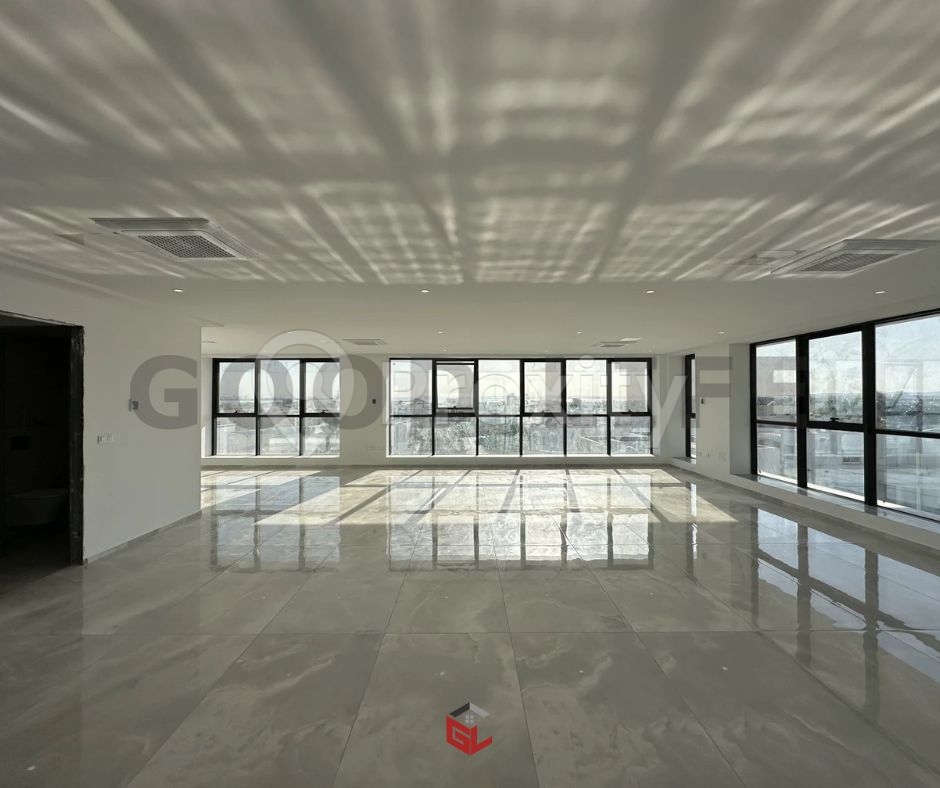 Open space neuf 340 m² – Lac 2 – vue dégagée sur le lac – 2ᵉ étage (R+3) – 3 parkings – 10 500 DT/mois