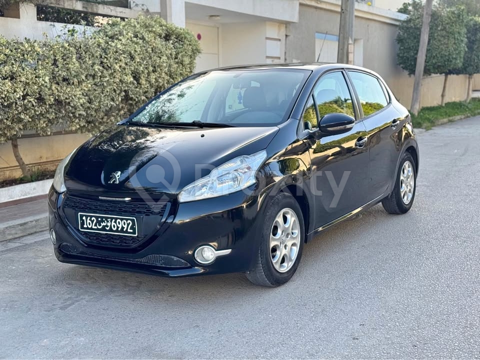 Peugeot 208 2013 essence 5 CV – 170 000 km – entretien à jour – Ariana – 23 500 DT