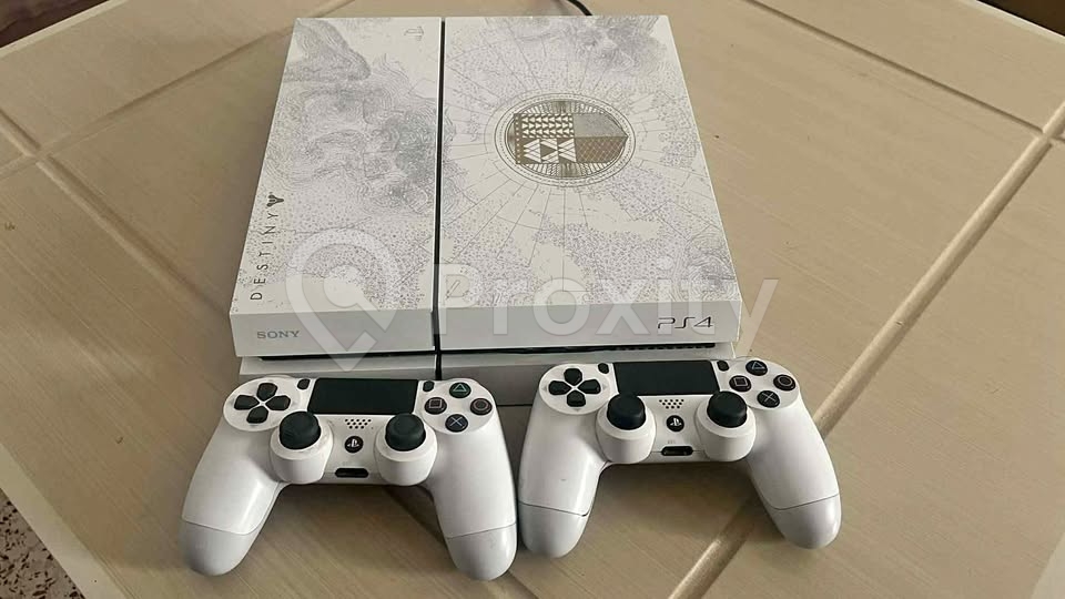 PS4 Fat 500 Go avec 2 manettes originales à vendre à Ksour Essef