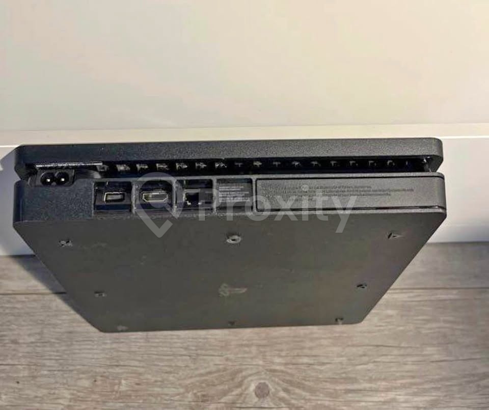 PS4 Slim 500 Go importée de France + manette originale (Carthage)