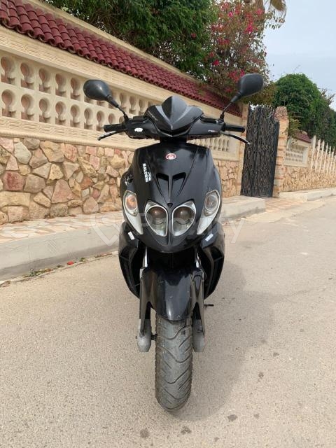 Scooter Malaguti F12 R (moteur Ovetto) en bon état à vendre à Sousse