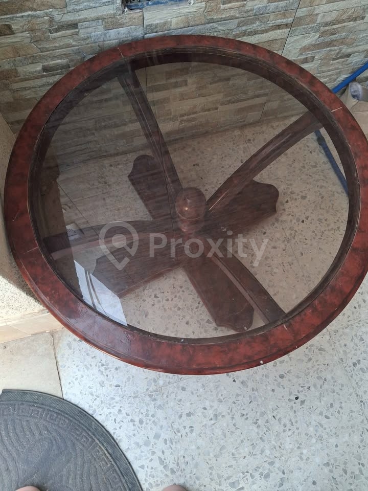 Table basse ronde en bois avec plateau en verre à vendre à Ariana
