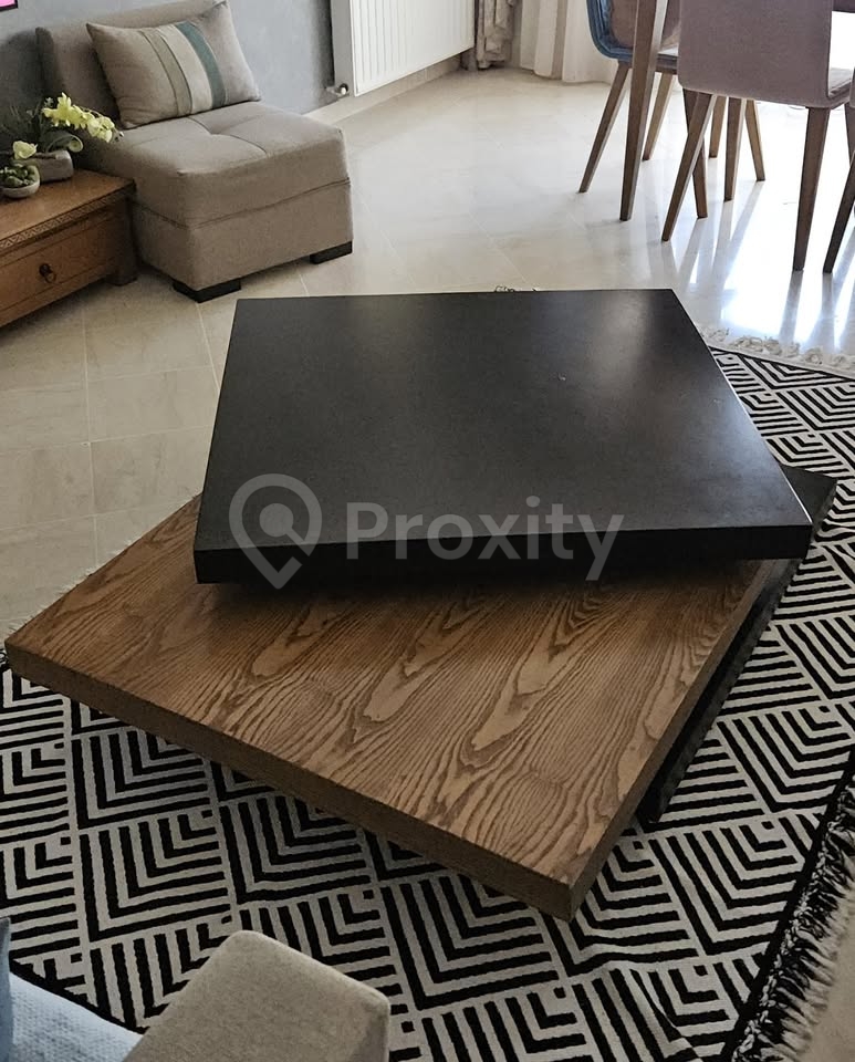 Table basse tournante en bois (1,24m x 92cm) – bon état – Radès – 240 DT