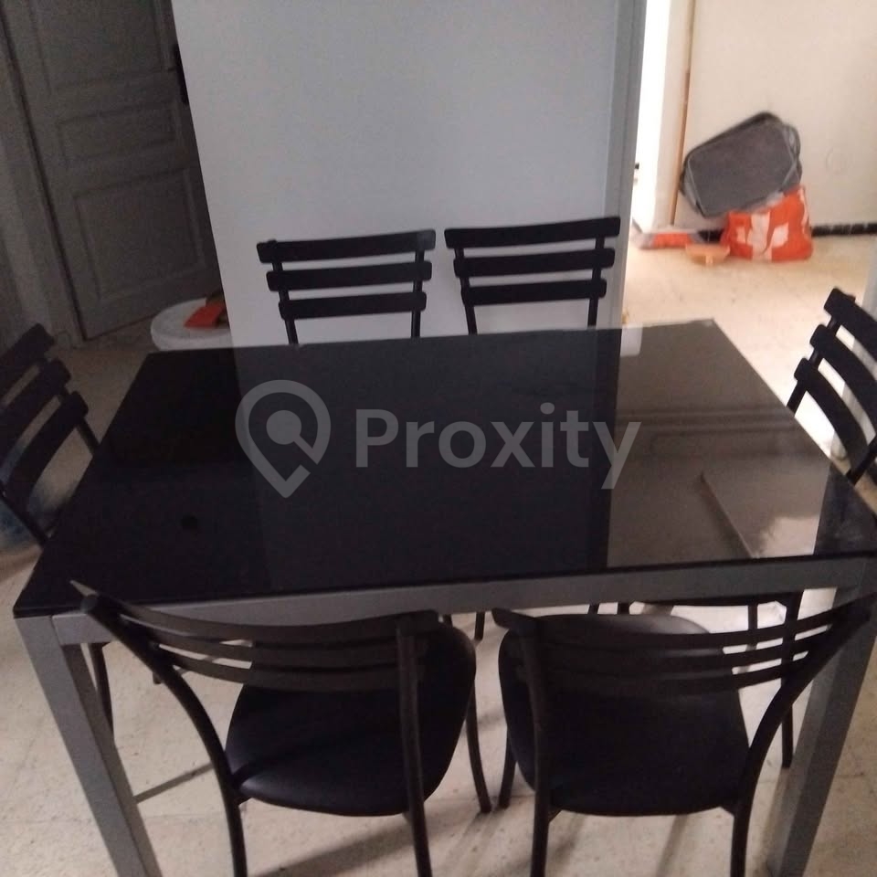 Table avec 6 chaises à vendre à Ksar Saïd – bon état, style moderne