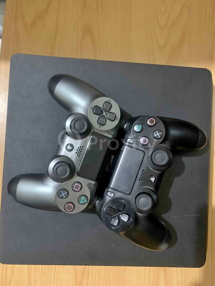 2 manettes PS4 V2 en excellent état à vendre à Hammam Chatt