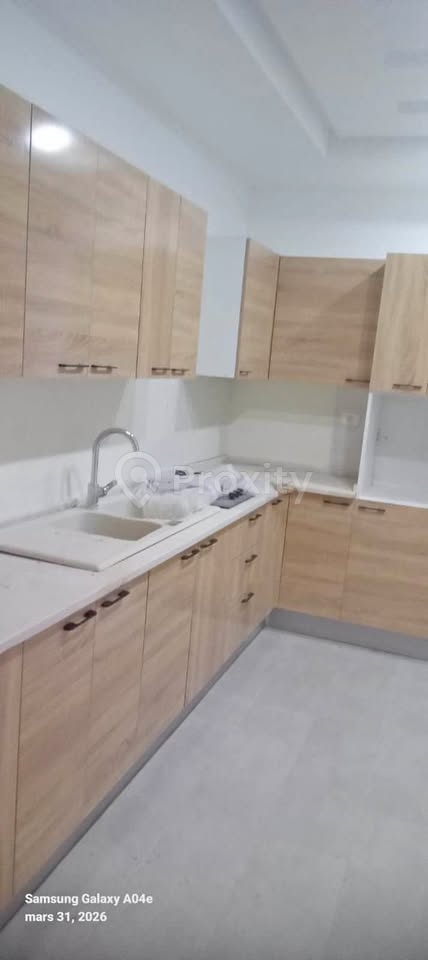 Appartement S+3 à louer au 1er étage dans une résidence calme et sécurisée à La Soukra