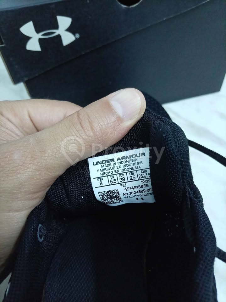 Chaussures Under Armour originales pointure 39 en très bon état à vendre à Sfax