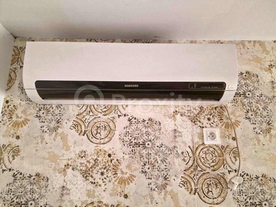 Climatiseur Samsung 12000 BTU chaud/froid à vendre – fuite de gaz à réparer