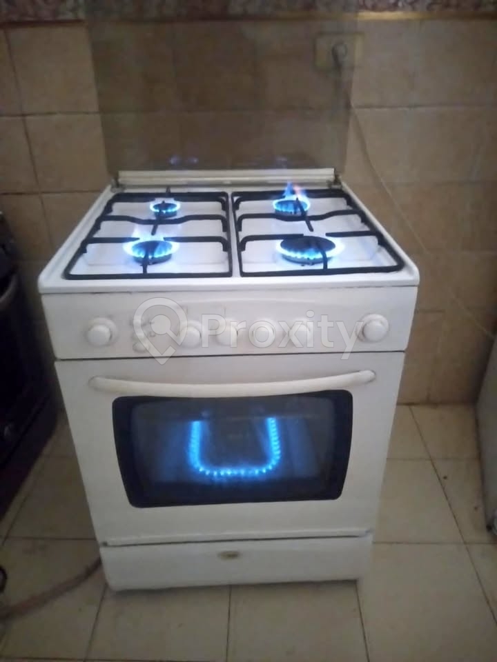 Cuisinière 4 feux avec four intégré à gaz de ville en très bon état à vendre à El Omrane Supérieur
