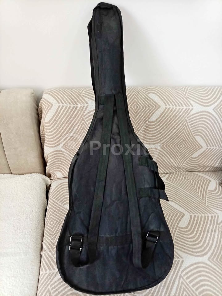 Guitare 4/4 neuve avec étui à vendre à Chatt Meriem Sousse – jamais utilisée