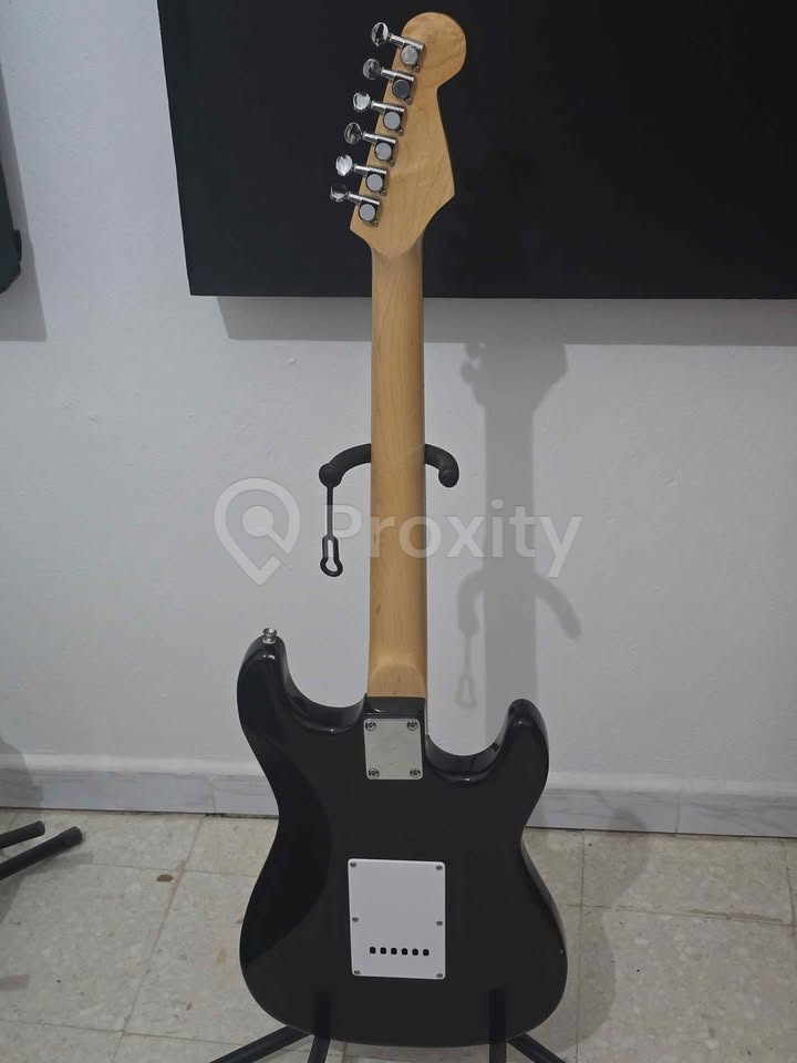 Guitare électrique gaucher Collins en très bon état à vendre à Tunis