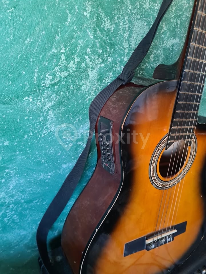 Guitare classique MEG en bon état à vendre à Borj Louzir