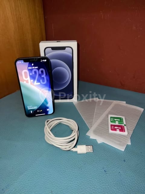 iPhone 12 version américaine à vendre à La Nouvelle Utique, Bizerte – bon état, avec boîte et câble
