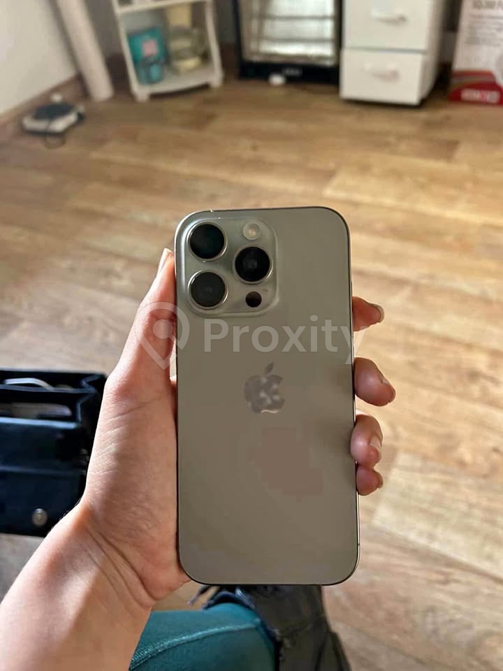 iPhone 16 Pro à vendre à Tunis – bon état, batterie 100 %