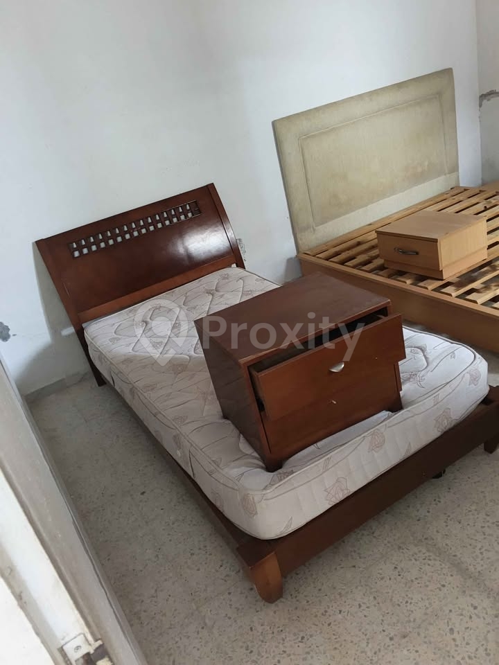 Lit 1 place et demie avec matelas et table de nuit à vendre à Cité El Ghazela