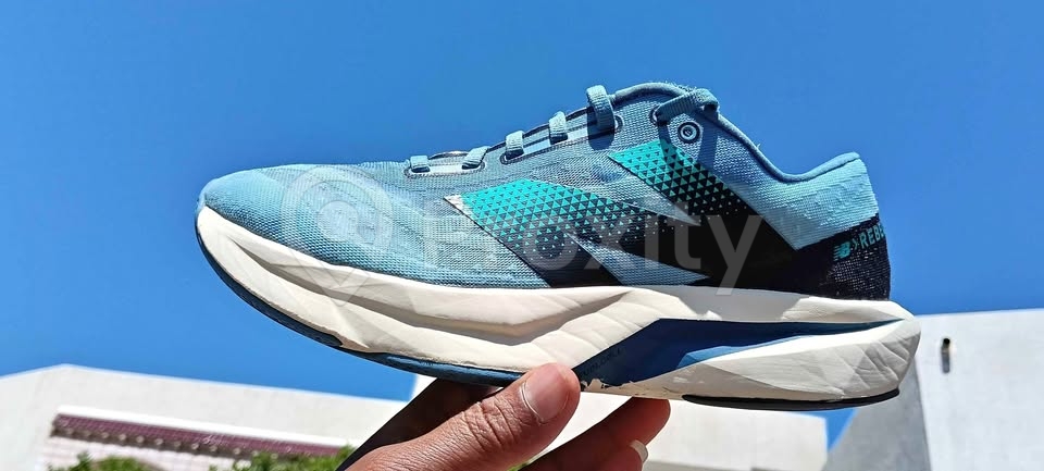 New Balance FuelCell Rebel v4 bleues pointure 42 à vendre à Tunis – bon état