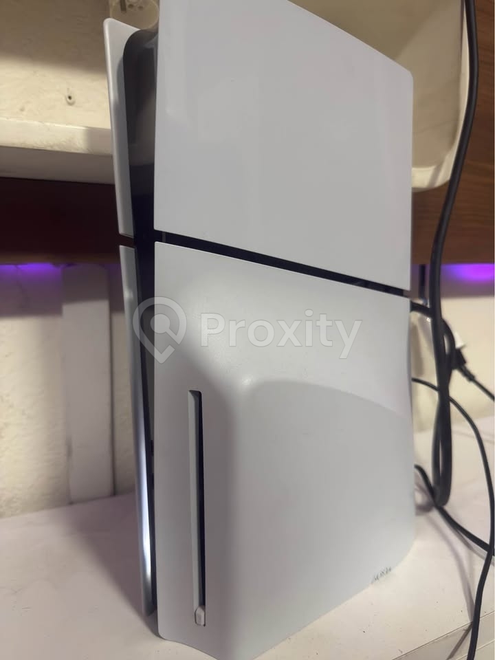PS5 version disque presque neuve avec 2 manettes et 10 jeux installés à vendre à Hammam Sousse – 1600 TND