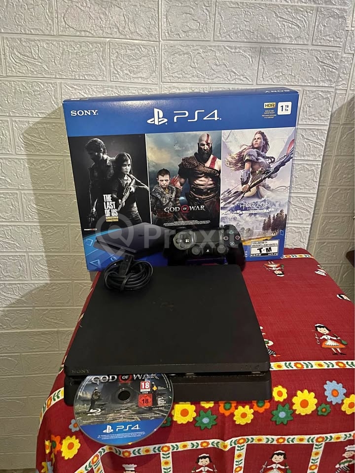 PS4 Slim en bon état avec God of War et manette V2 à vendre à Ariana