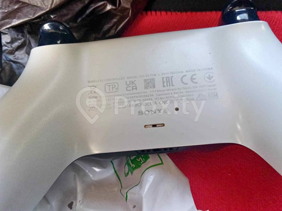 PlayStation 5 Digital Edition avec 2 manettes à vendre à Manouba – excellent état