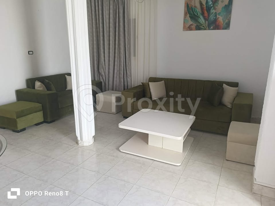 Salon 5 places avec 2 divans, 3 poufs et table basse à vendre à Ennahli Ariana