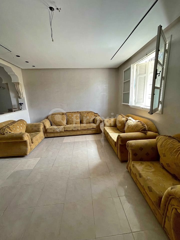 Salon en bon état à vendre à Sousse – canapé 3 places, 2 places et 2 fauteuils