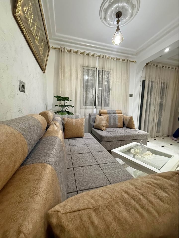 Salon presque neuf avec table basse à vendre à Oued Ellil