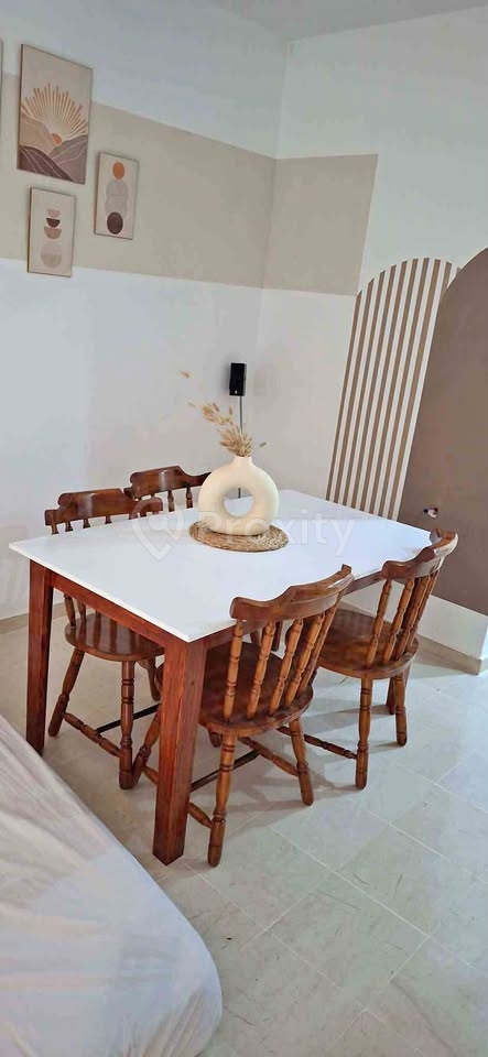 Table à manger avec 4 chaises en bon état à vendre à Tunis