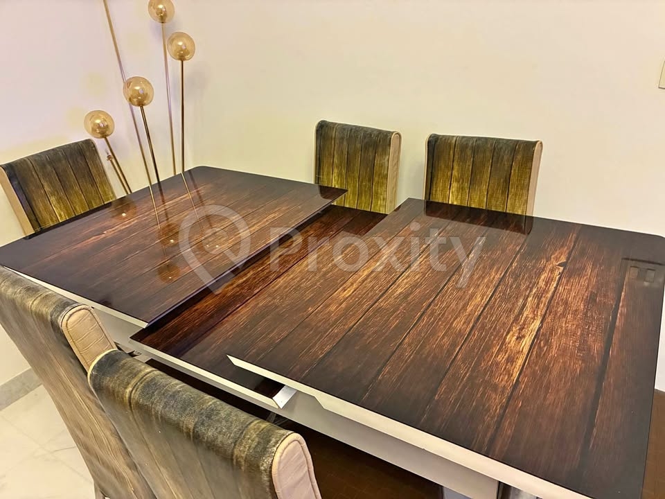 Table extensible avec 6 chaises en excellent état à vendre à El Aouina