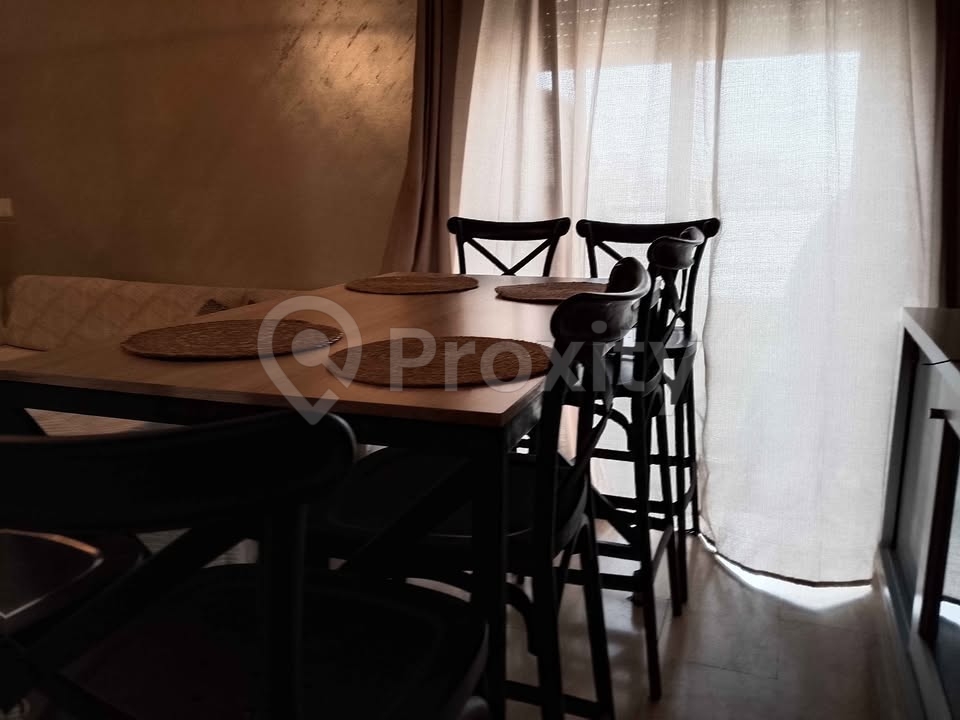 Table haute avec 6 tabourets comme neufs à vendre à Mornag